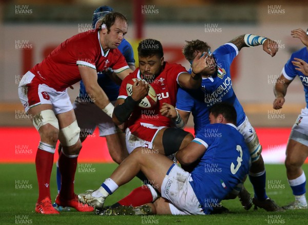 051220 - Wales v Italy - Autumn Nations Cup 2020 - Taulupe Faletau of Wales is tackled by Giosue Zilocchi of Italy