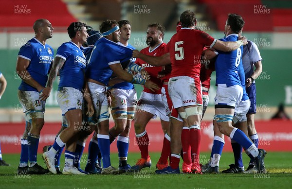 051220 - Wales v Italy - Autumn Nations Cup 2020 - Tempers boil over between the teams