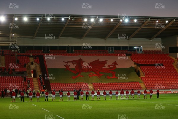 051220 - Wales v Italy - Autumn Nations Cup 2020 - Wales sing the anthem