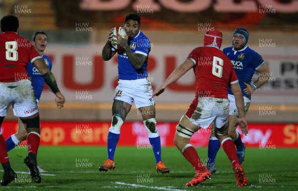 051220 - Wales v Italy - Autumn Nations Cup 2020 - Monty Ioane of Italy is challenged by James Botham of Wales