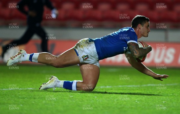 051220 - Wales v Italy - Autumn Nations Cup 2020 - Marco Zanon of Italy scores a try