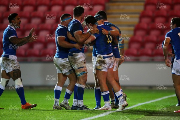 051220 - Wales v Italy - Autumn Nations Cup 2020 - Marco Zanon of Italy celebrates scoring a try with team mates