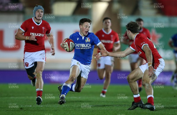 051220 - Wales v Italy - Autumn Nations Cup 2020 - Stephen Varney of Italy makes a break