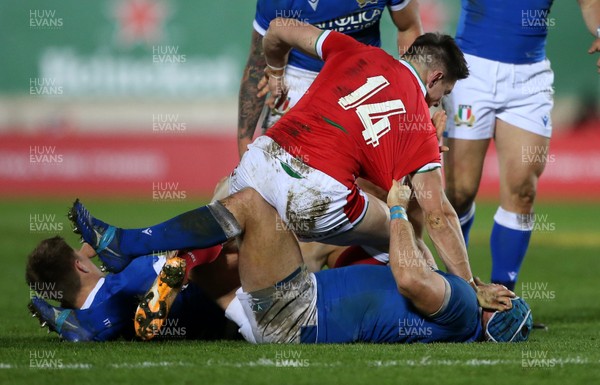 051220 - Wales v Italy - Autumn Nations Cup 2020 - Josh Adams of Wales tussles with Luca Bigi of Italy