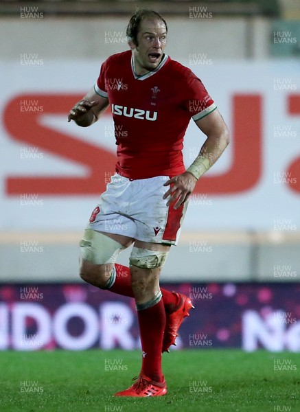 051220 - Wales v Italy - Autumn Nations Cup 2020 - Alun Wyn Jones of Wales hobbles on his feet