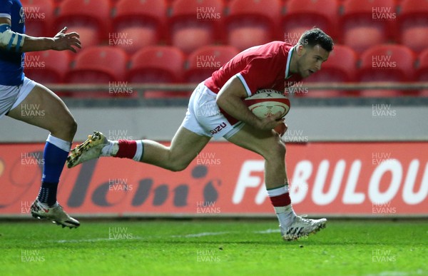 051220 - Wales v Italy - Autumn Nations Cup 2020 - Gareth Davies of Wales scores a try