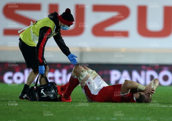 051220 - Wales v Italy - Autumn Nations Cup 2020 - Alun Wyn Jones of Wales is looked at by medics