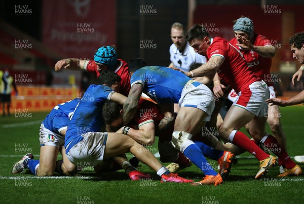 051220 - Wales v Italy - Autumn Nations Cup 2020 - George North of Wales scores a try