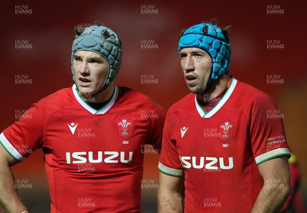 051220 - Wales v Italy - Autumn Nations Cup 2020 - Jonathan Davies and Justin Tipuric of Wales