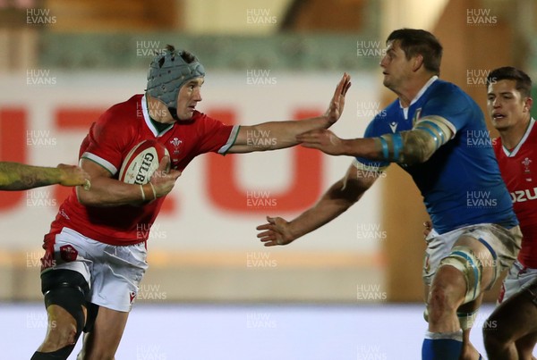 051220 - Wales v Italy - Autumn Nations Cup 2020 - Jonathan Davies of Wales is tackled by Johan Meyer of Italy