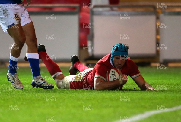 051220 - Wales v Italy - Autumn Nations Cup 2020 - Justin Tipuric of Wales scores a try