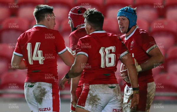 051220 - Wales v Italy - Autumn Nations Cup 2020 - Justin Tipuric of Wales celebrates scoring a try with team mates