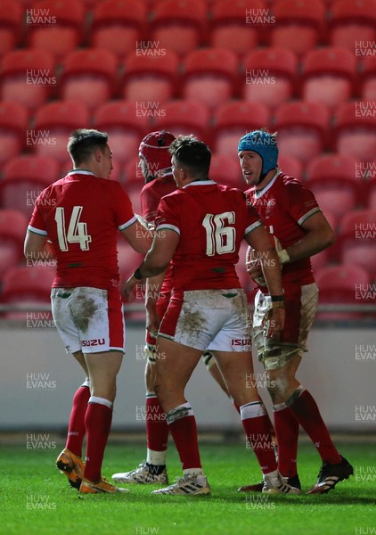 051220 - Wales v Italy - Autumn Nations Cup 2020 - Justin Tipuric of Wales celebrates scoring a try with team mates