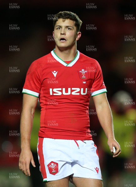051220 - Wales v Italy - Autumn Nations Cup 2020 - Callum Sheedy of Wales