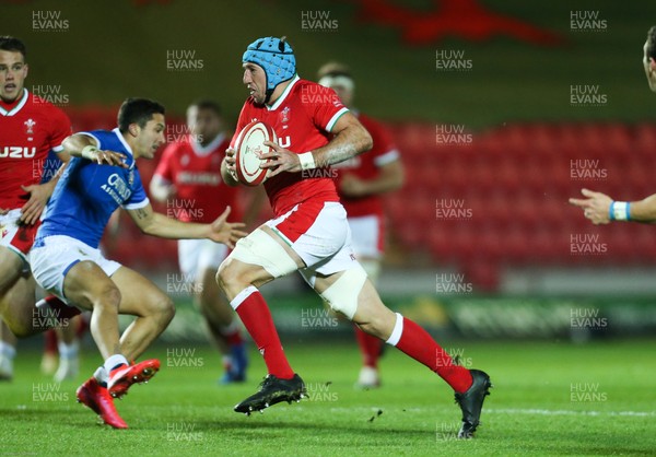 051220 - Wales v Italy, Autumn Nations Cup 2020 - Justin Tipuric of Wales breaks away to set up try for Kieran Hardy of Wales