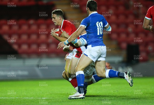 051220 - Wales v Italy, Autumn Nations Cup 2020 - Kieran Hardy of Wales races in to score try