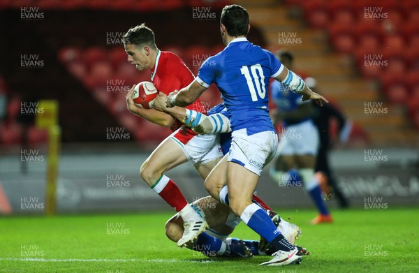 051220 - Wales v Italy, Autumn Nations Cup 2020 - Kieran Hardy of Wales races in to score try