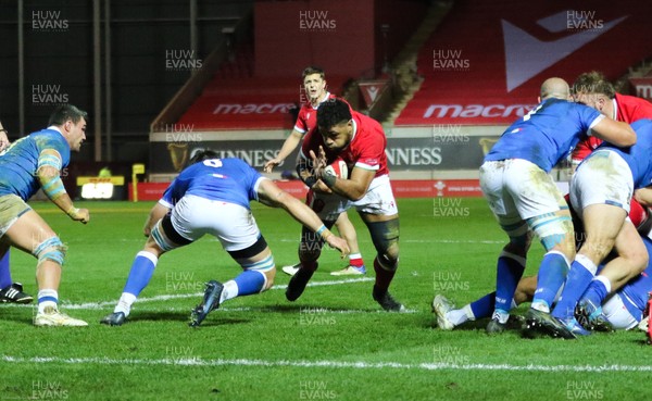 051220 - Wales v Italy, Autumn Nations Cup 2020 - Taulupe Faletau of Wales charges at the Italian try line