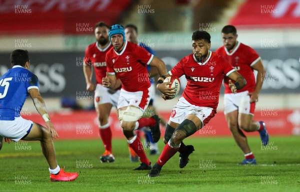 051220 - Wales v Italy, Autumn Nations Cup 2020 - Taulupe Faletau of Wales breaks away
