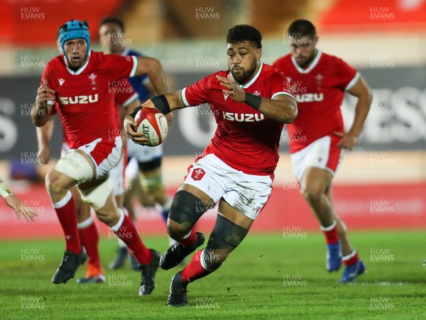 051220 - Wales v Italy, Autumn Nations Cup 2020 - Taulupe Faletau of Wales breaks away