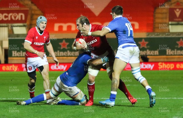 051220 - Wales v Italy, Autumn Nations Cup 2020 - Alun Wyn Jones of Wales looks for support as he is tackled