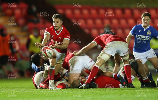 051220 - Wales v Italy, Autumn Nations Cup 2020 - Kieran Hardy of Wales feeds the ball out