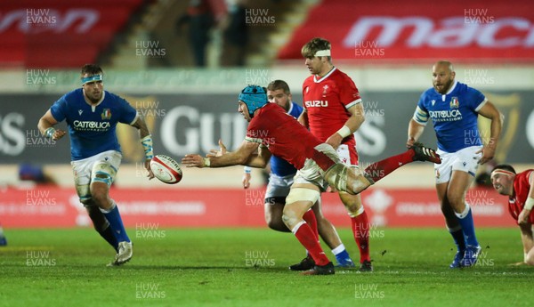 051220 - Wales v Italy, Autumn Nations Cup 2020 - Justin Tipuric of Wales feed the ball out