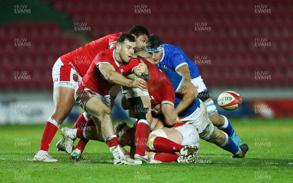 051220 - Wales v Italy, Autumn Nations Cup 2020 - Gareth Davies of Wales feeds the ball out