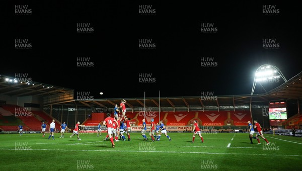 051220 - Wales v Italy, Autumn Nations Cup 2020 - A general view of Parc y Scarlets as Wales win a line out