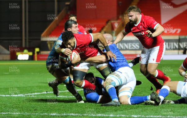 051220 - Wales v Italy, Autumn Nations Cup 2020 - Taulupe Faletau of Wales charges at the Italian try line