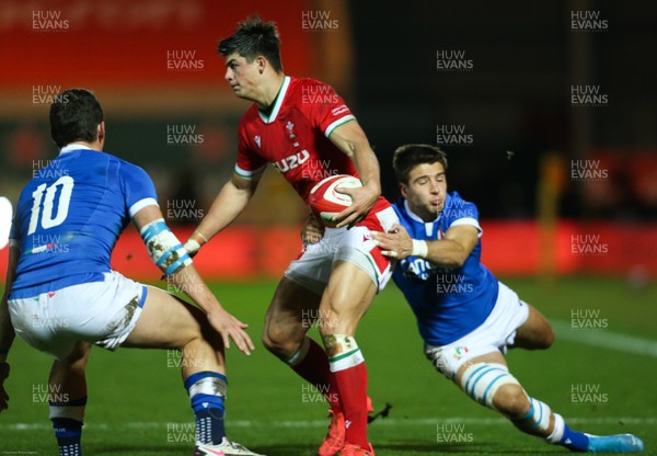 051220 - Wales v Italy, Autumn Nations Cup 2020 - Louis Rees-Zammit of Wales is tackled by Luca Sperandio of Italy