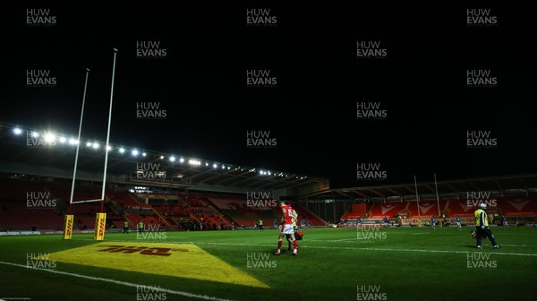 051220 - Wales v Italy, Autumn Nations Cup 2020 - Liam Williams of Wales leaves the pitch after being injured
