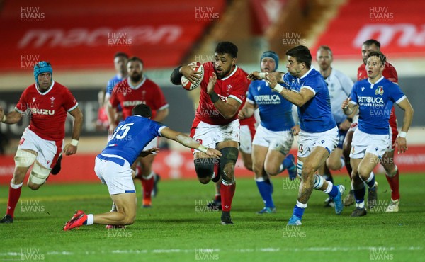051220 - Wales v Italy, Autumn Nations Cup 2020 - Taulupe Faletau of Wales tales on Jacopo Trulla of Italy and Luca Sperandio of Italy