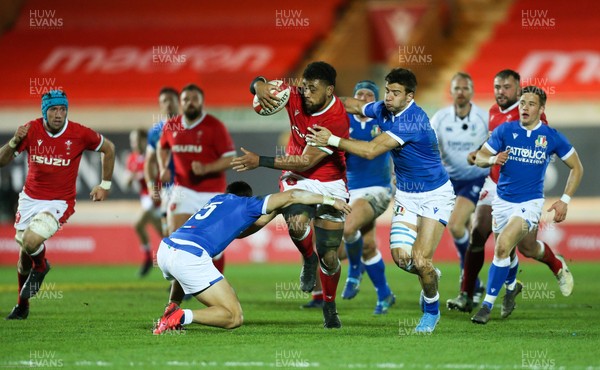 051220 - Wales v Italy, Autumn Nations Cup 2020 - Taulupe Faletau of Wales tales on Jacopo Trulla of Italy and Luca Sperandio of Italy