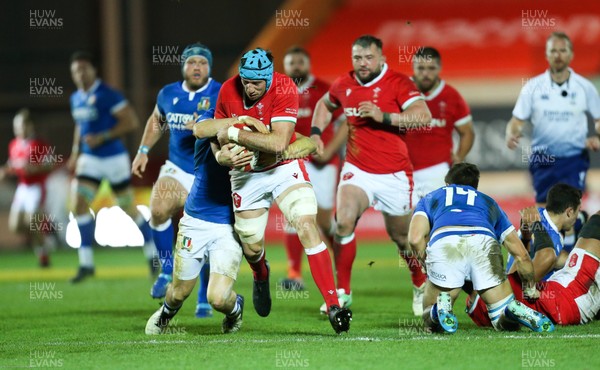 051220 - Wales v Italy, Autumn Nations Cup 2020 - Justin Tipuric of Wales is tackled by Carlo Canna of Italy