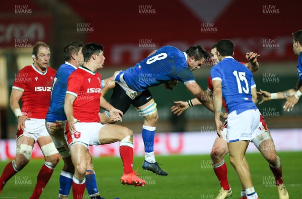 051220 - Wales v Italy, Autumn Nations Cup 2020 - Braam Steyn of Italy takes the ball as Louis Rees-Zammit of Wales challenges