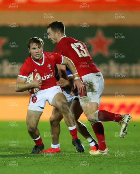 051220 - Wales v Italy, Autumn Nations Cup 2020 - Ioan Lloyd of Wales looks to break away