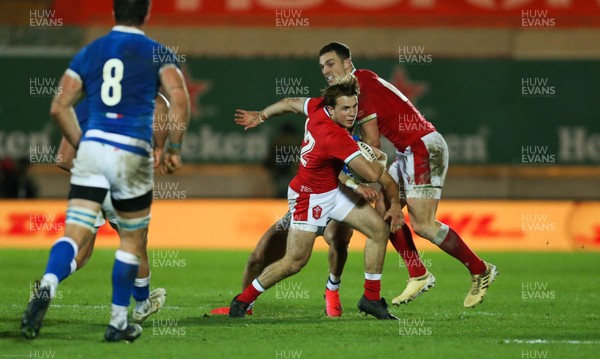 051220 - Wales v Italy, Autumn Nations Cup 2020 - Ioan Lloyd of Wales looks to break away