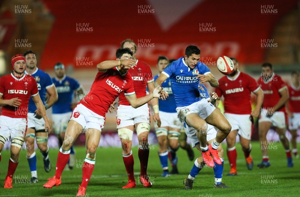 051220 - Wales v Italy, Autumn Nations Cup 2020 - Jacopo Trulla of Italy and Louis Rees-Zammit of Wales compete for the ball