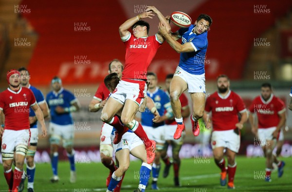 051220 - Wales v Italy, Autumn Nations Cup 2020 - Jacopo Trulla of Italy and Louis Rees-Zammit of Wales compete for the ball