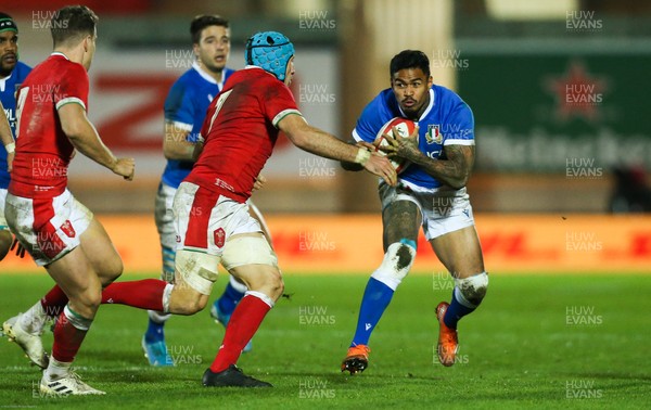 051220 - Wales v Italy, Autumn Nations Cup 2020 - Montanna Ioane of Italy is caught by Justin Tipuric of Wales