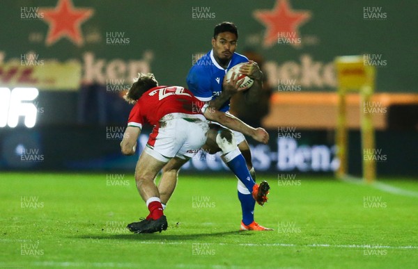 051220 - Wales v Italy, Autumn Nations Cup 2020 - Montanna Ioane of Italy take on Ioan Lloyd of Wales