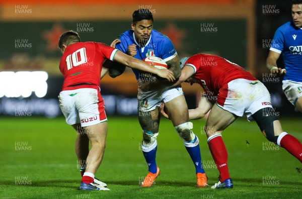 051220 - Wales v Italy, Autumn Nations Cup 2020 - Montanna Ioane of Italy takes on Johnny Williams of Wales and Callum Sheedy of Wales