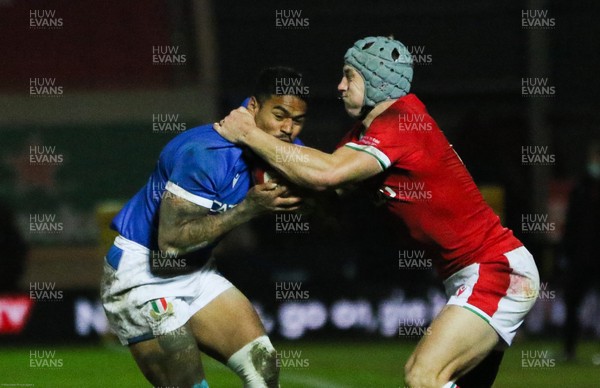 051220 - Wales v Italy, Autumn Nations Cup 2020 - Montanna Ioane of Italy is held by Johnny Williams of Wales