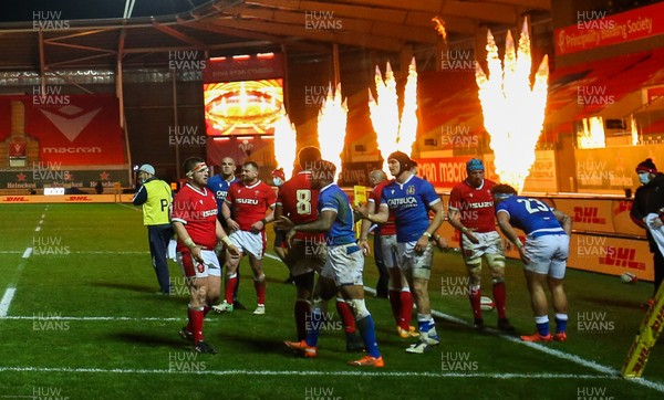 051220 - Wales v Italy, Autumn Nations Cup 2020 - Players congratulate each other at the end of the match