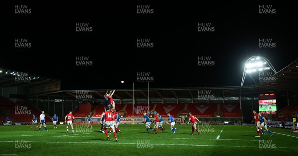 051220 - Wales v Italy, Autumn Nations Cup 2020 - A general view of Parc y Scarlets as Wales win a line out against Italy