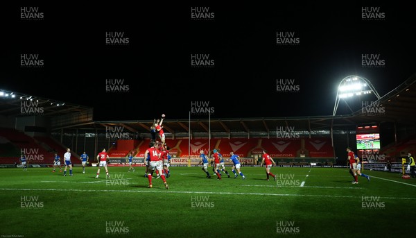 051220 - Wales v Italy, Autumn Nations Cup 2020 - A general view of Parc y Scarlets as Wales win a line out against Italy