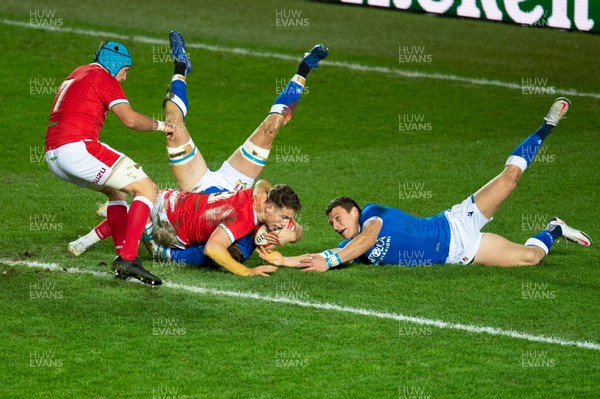 051220 - Wales v Italy - Autumn Nations Cup 2020 - Kieran Hardy of Wales scores a try