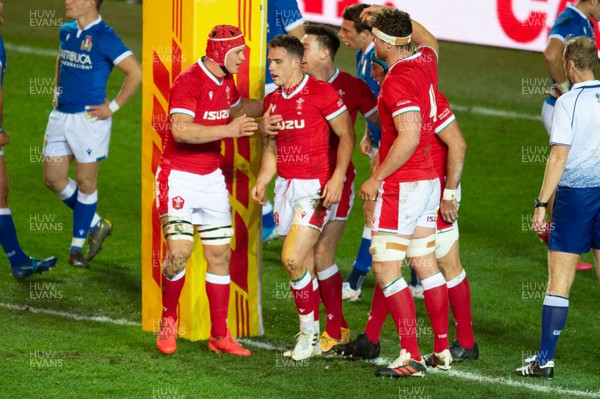 051220 - Wales v Italy - Autumn Nations Cup 2020 - Kieran Hardy of Wales is congratulated after scoring his try