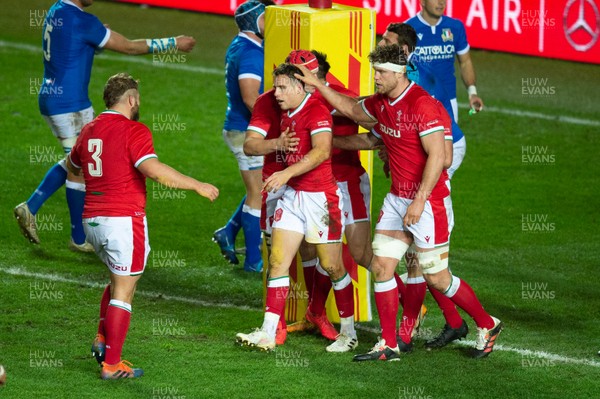 051220 - Wales v Italy - Autumn Nations Cup 2020 - Kieran Hardy of Wales is congratulated after scoring his try